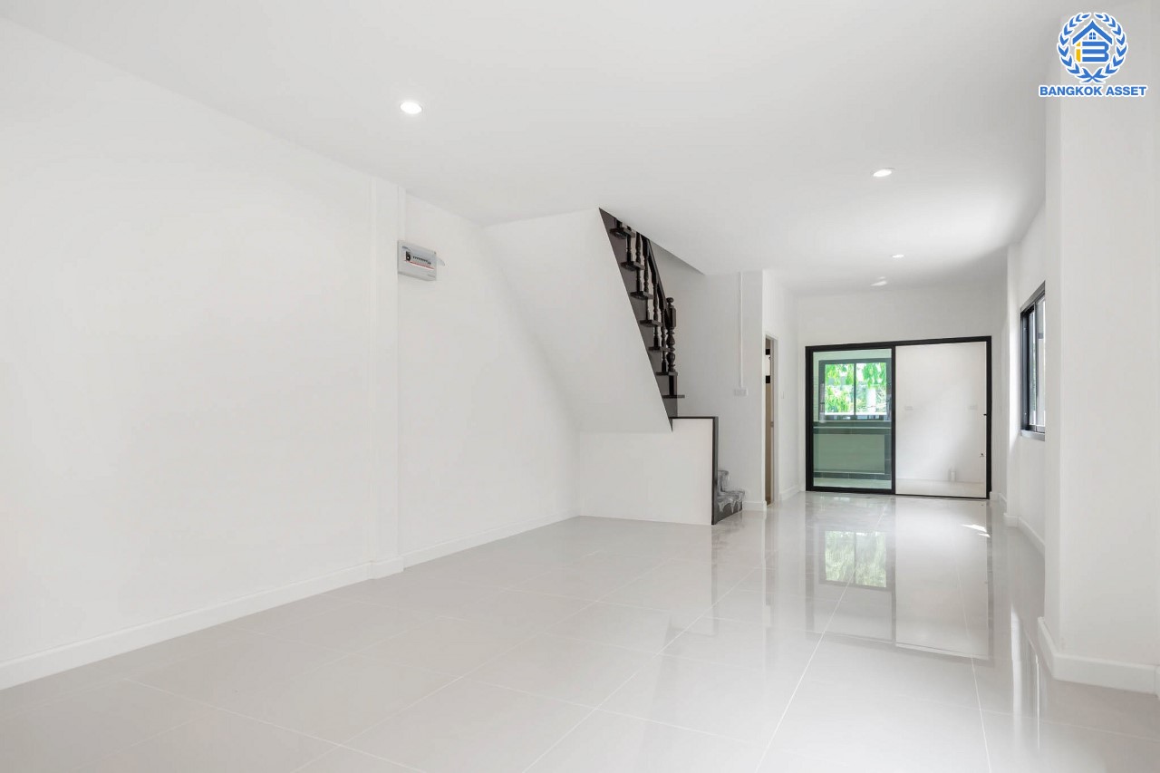 บ้านมือสองตกแต่งใหม่ ม.นันทนาการ์เด้นท์2 รัตนาธิเบศร์-ท่าอิฐ ทาวน์เฮ้าส์หลังใหญ่ ห้องริม แบรนด์ Property Perfect เนื้อที่ 34.5 ตร.ว. ฟังก์ชัน 2 ห้องนอน 2 ห้องน้ำ บนทำเลเดินทางสะดวก เชื่อมต่อหลายเส้นทาง ใจกลาง 2 เซ็นทรัลฯ เพียง 5 นาทีถึงรถไฟฟ้า "สถานีบางรักน้อยท่าอิฐ"